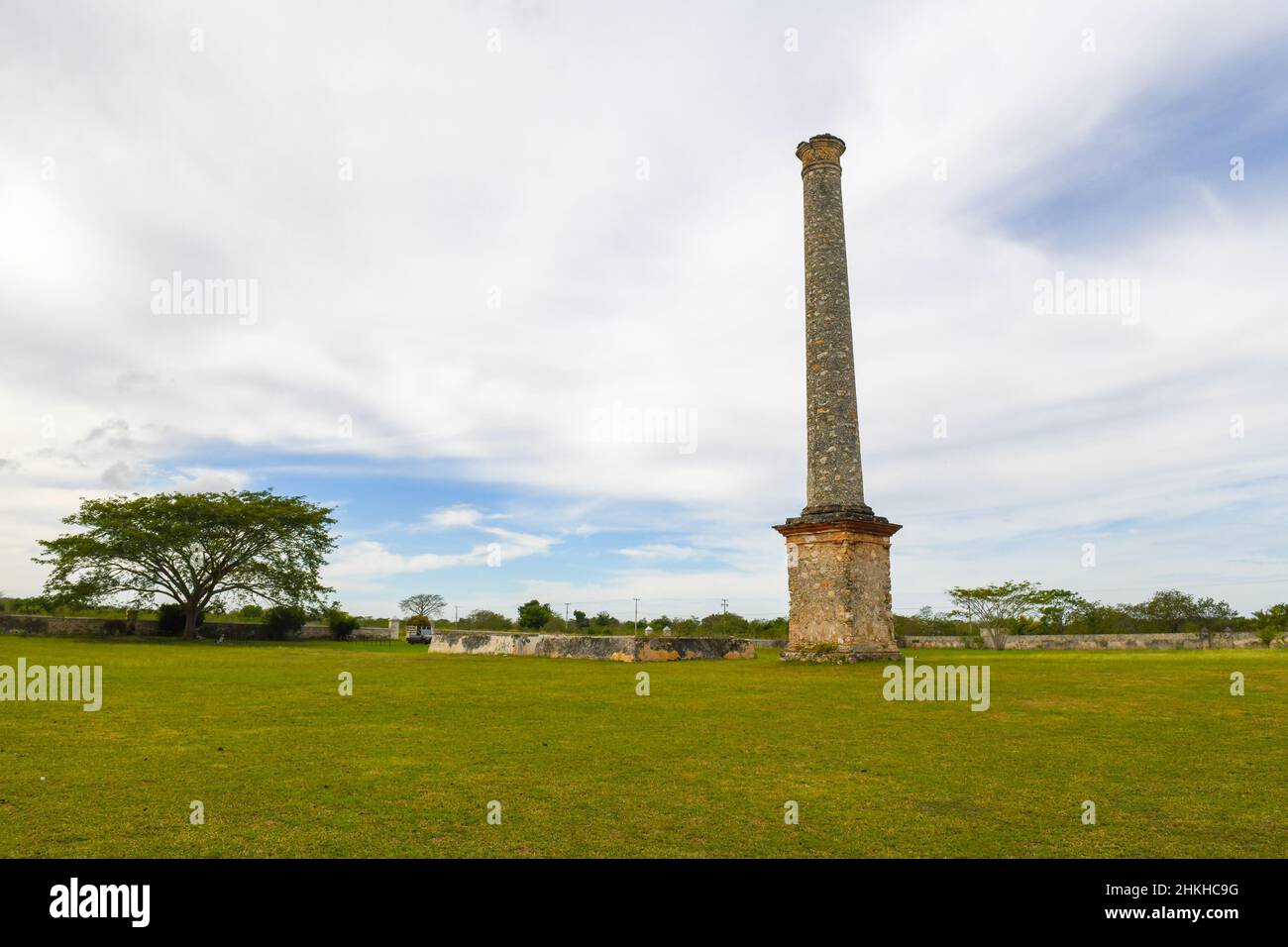 Der Schornstein von Hacienda Yaxcopoil, der kleinen Verarbeitungsanlage auf dem Gelände des Grundstücks, das früher ein Henequen war, das Hacienda, Yucatan, Mexiko, produzierte Stockfoto