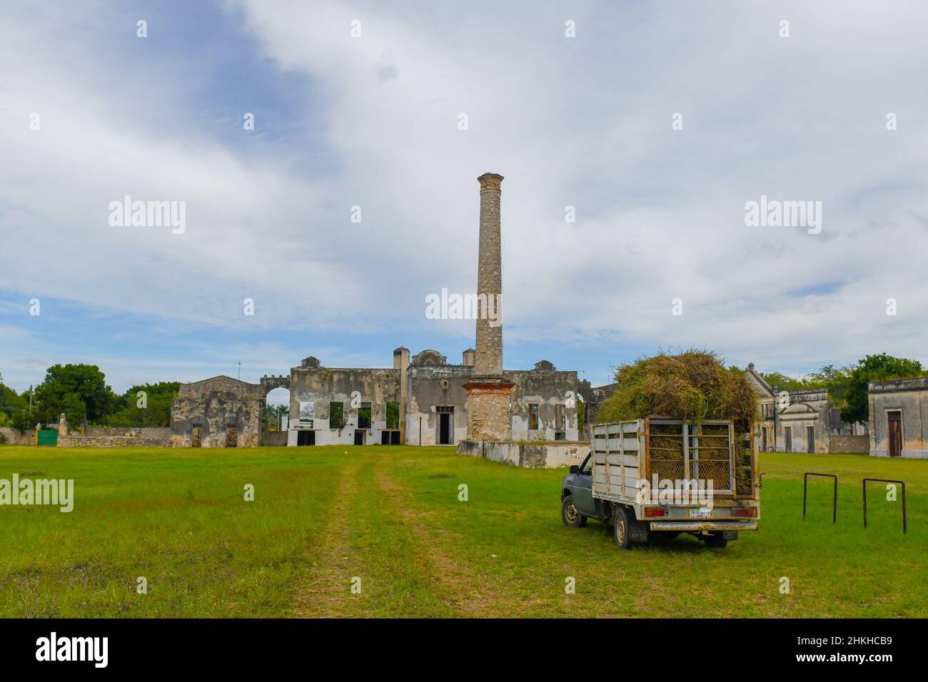 Der Schornstein von Hacienda Yaxcopoil, der kleinen Verarbeitungsanlage auf dem Gelände des Grundstücks, das früher ein Henequen war, das Hacienda, Yucatan, Mexiko, produzierte Stockfoto