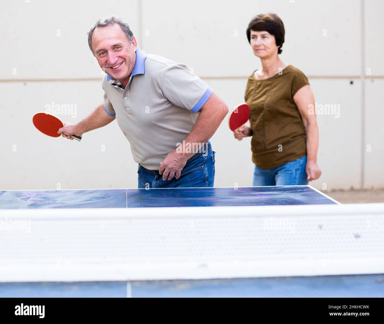 Reifes Paar, das Tischtennis spielt Stockfoto