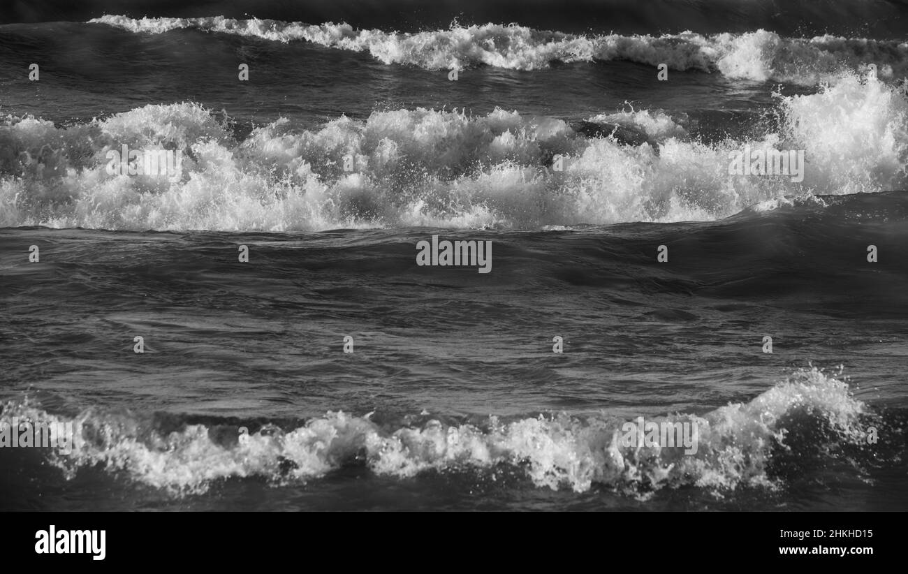 Schwarzweiß-Bilder von Wellen, die am Herbsttag im Süßwasser des Lake Ontario in Ontario, Kanada, stürzten, aus nächster Nähe betrachten wir den malerischen Hintergrund oder die Kulisse Stockfoto