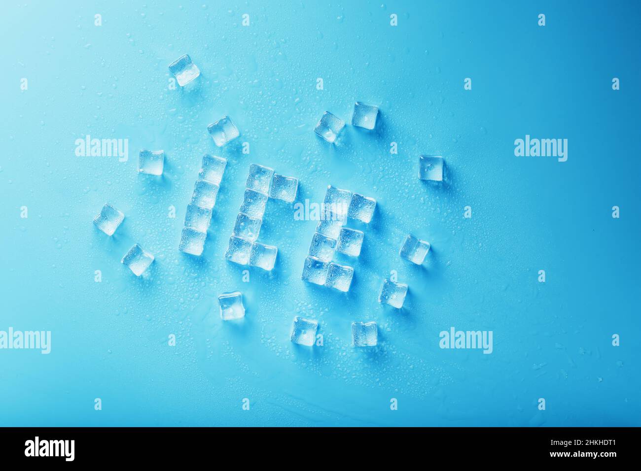 Die Inschrift EIS aus Eiswürfeln auf blauem Hintergrund. Stockfoto