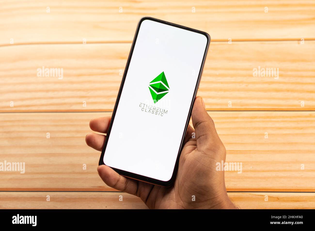 West Bangal, Indien - 4. Februar 2022 : Ethereum Classic Logo auf Telefonbildschirm Stock image. Stockfoto