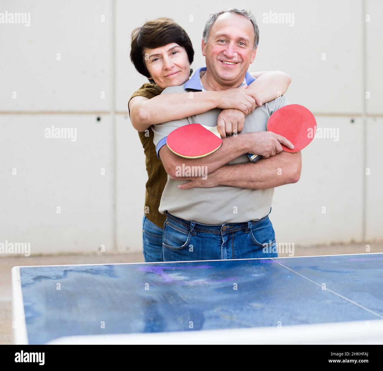 Ein Paar drinnen in guter Laune Stockfoto