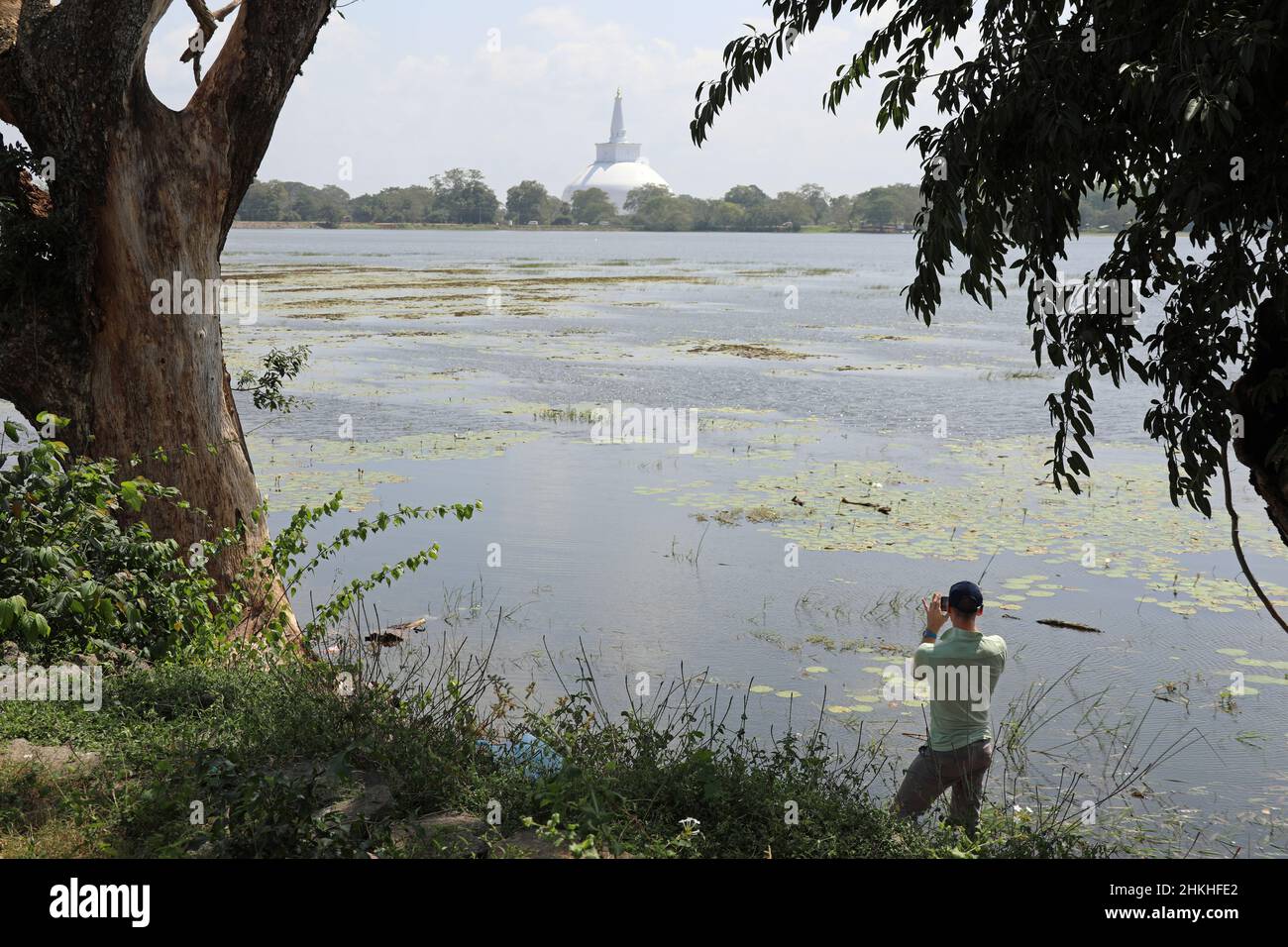 Tourist im alten Bassawak Reservoir in Sri Lanka Stockfoto