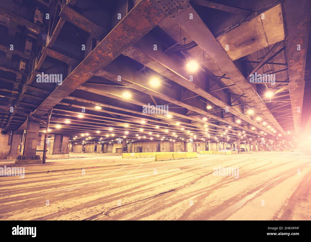 Unter der Brücke in der Innenstadt von Chicago, Farbtonung angewendet, USA. Stockfoto