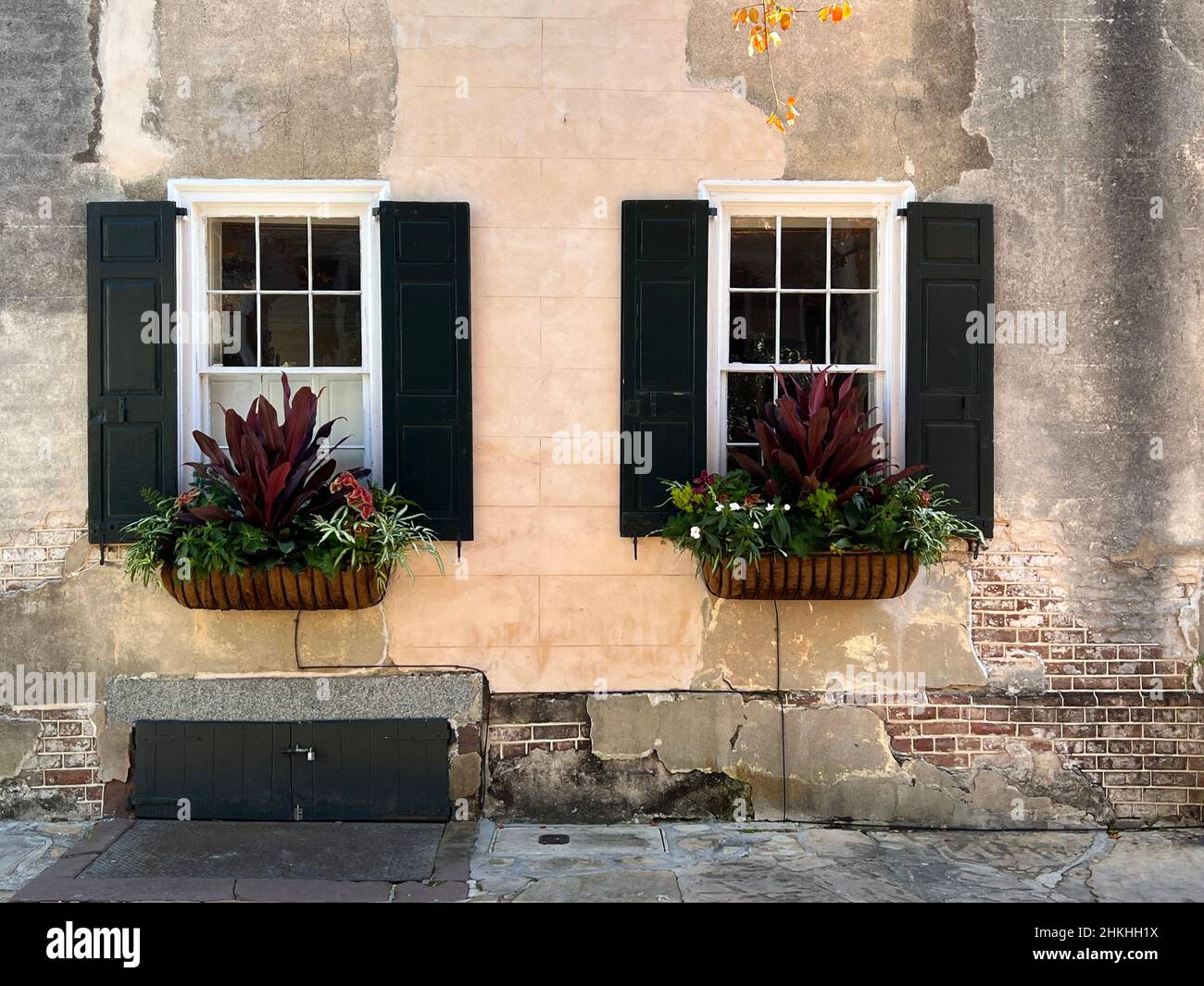 Architektonische Details und Fensterkästen im historischen Viertel Charleston, South Carolina, einem luxuriösen Ziel für langsame Reisen im Südosten Stockfoto