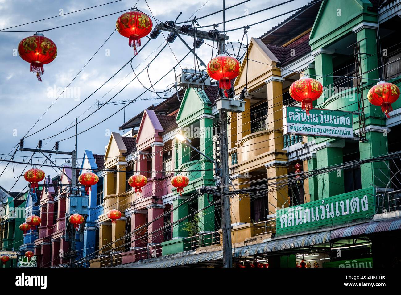 Farbenfrohe Gebäude säumen die Straßen der Innenstadt von Betong in der Provinz Yala. Tägliches Leben rund um Betong, Provinz Yala, Thailand. Betong liegt an der thailändisch-malaysischen Grenze und ist von gemischten Kulturen, farbenfrohen Beugungen, Kunst und üppigen Dschungellandschaften umgeben. Die Provinz Yala steht seit über einem Jahrzehnt unter einem Notdekret, um die Gewalt von religiösen und separatistischen Aufständischen zu unterdrücken. Obwohl die südlichsten Provinzen weiterhin unter dem Notstandsdekret stehen, bereitet sich Betong auf den Tourismus vor, als es diesen Monat seinen ersten internationalen Flughafen eröffnet. Stockfoto