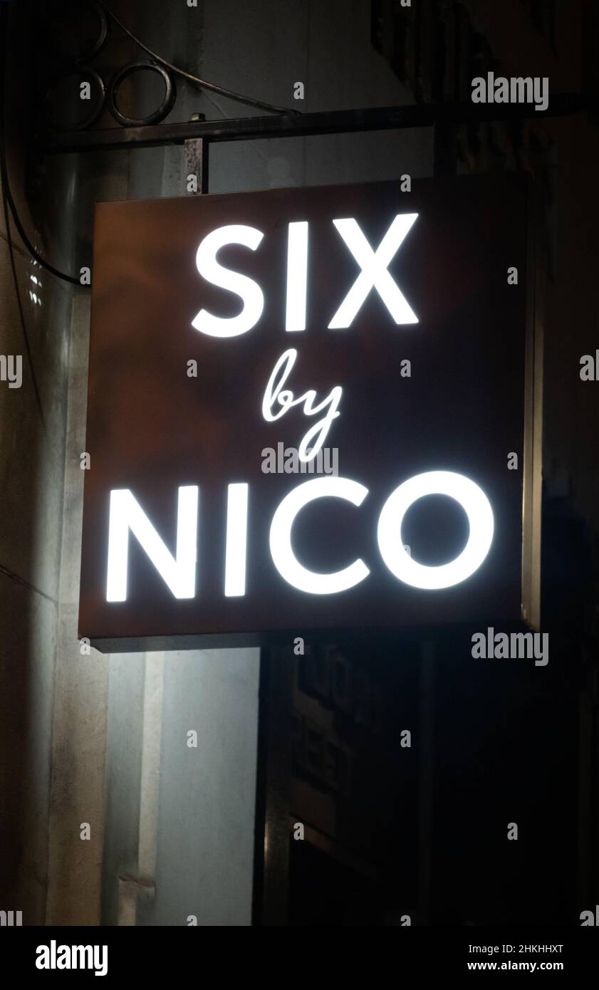Ein Schild vor dem Six by Nico, einem Gourmet-Restaurant im Stadtzentrum von Liverpool Stockfoto