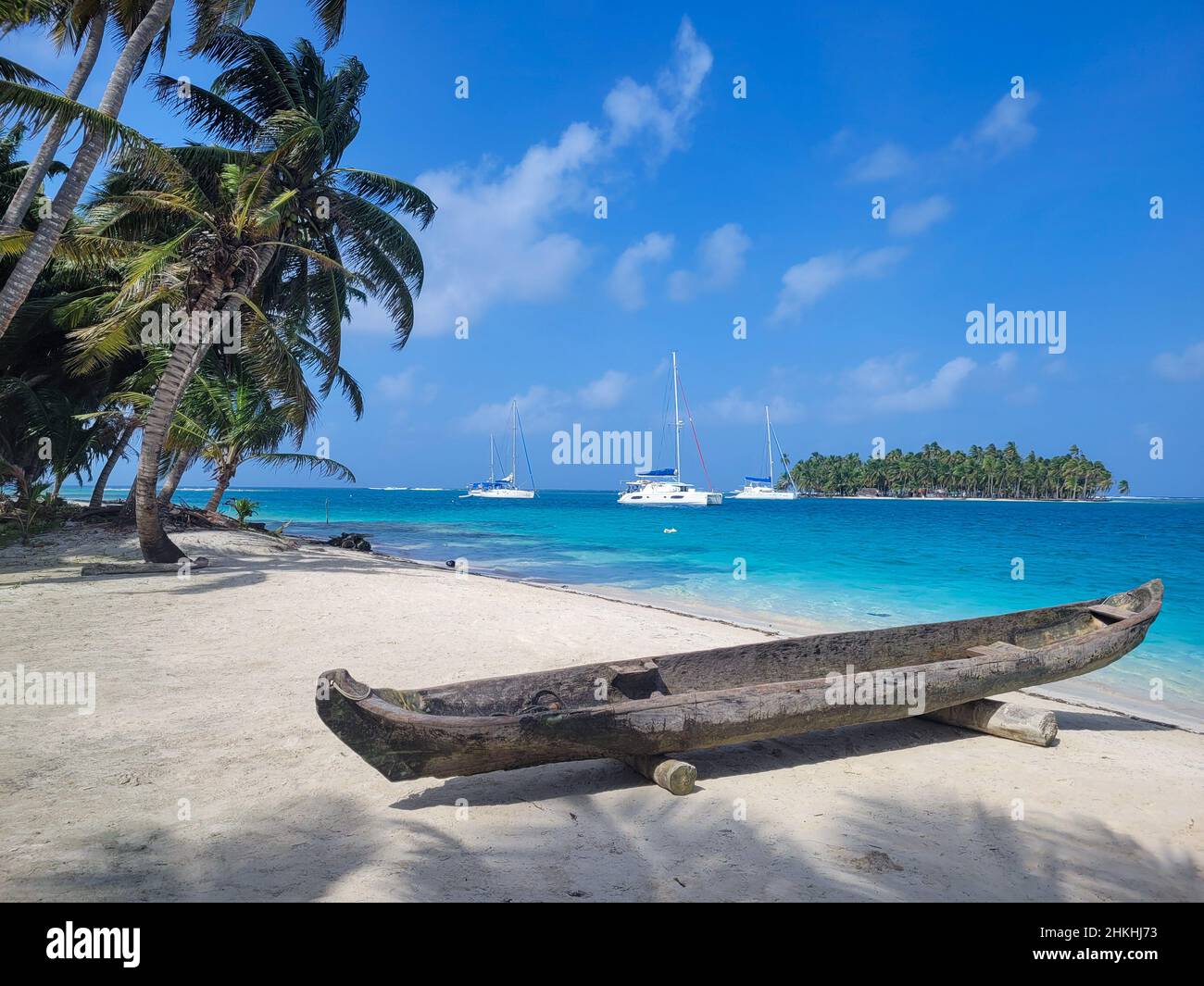 Unberührter Palmenstrand mit traditionellem Boot auf der Insel Chichime (San Blas) Stockfoto