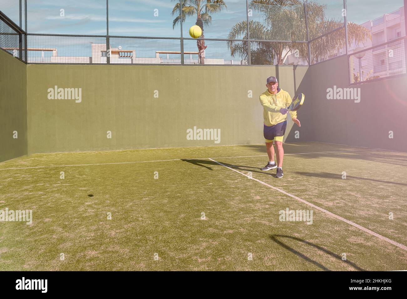 Padel-Spieler spielt ein Match im Freien Stockfoto