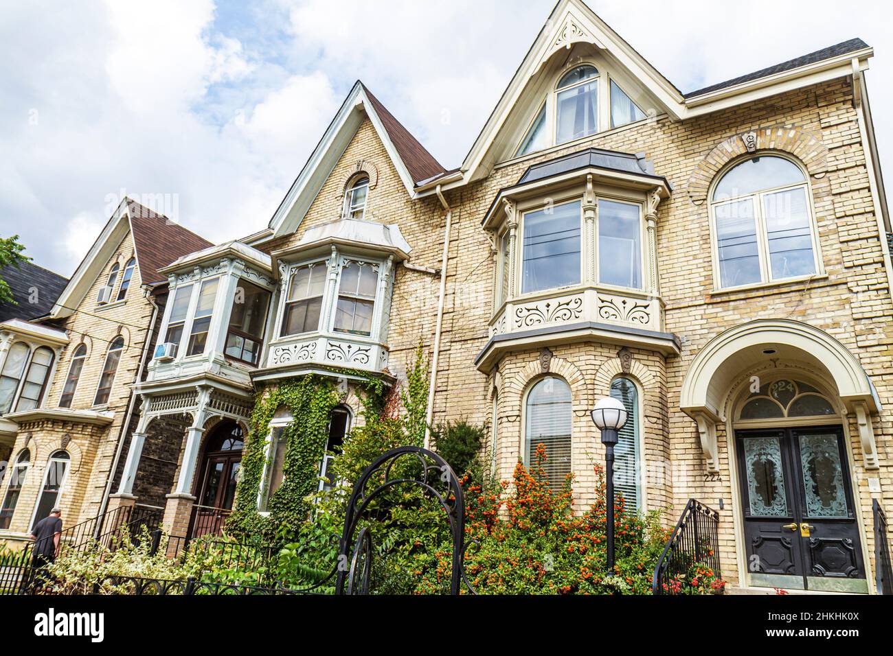 Toronto Kanada, Cabbagetown, historisches Viertel, Carlton Street, viktorianisches Reihenhaus, Erkerfenster, Haus, Haus Häuser Häuser Residenz Architektur Stockfoto