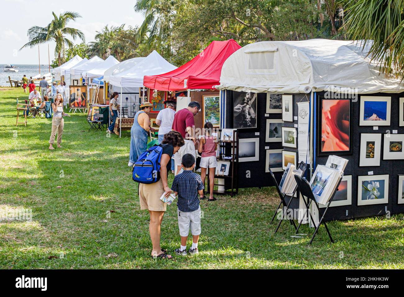 Miami Florida, Coconut Grove, der historische Barnacle State Park, Ralph Middleton Munroe Haus, Mad Hatter Arts Festival Messe Kunst Kunst Stände Veranstaltung Stockfoto