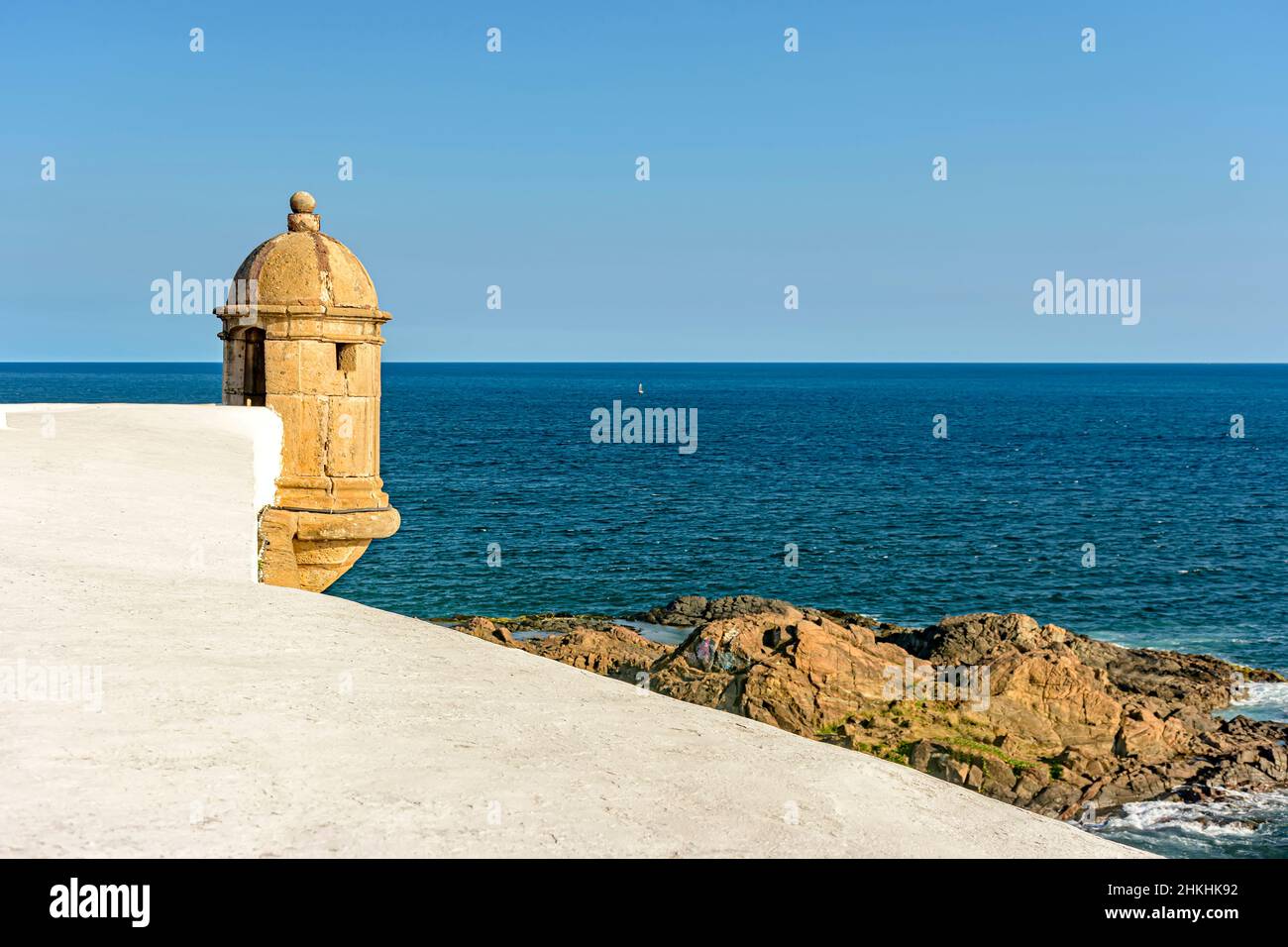 Mauern und Wachhaus der alten Festung mit dem Meer und Steinen im Hintergrund in der Stadt Salvador in Bahia Stockfoto