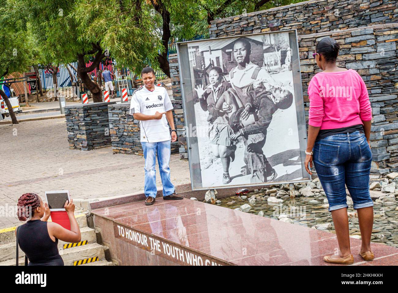Soweto Johannesburg Südafrika, African Orlando West, Hector Pieterson Memorial, historische Apartheid Sam Nzima, schwarze Frau Mann posiert iPad fotografieren Stockfoto
