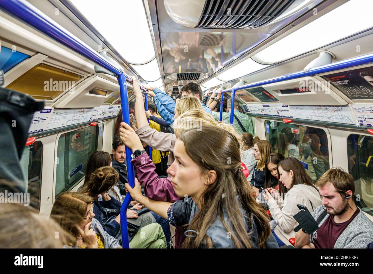 London England, UK South Kensington Underground Station U-Bahn, öffentliche Verkehrsmittel Zug überfüllt Frauen Männer Stehreiter Passagiere Pendler Stockfoto