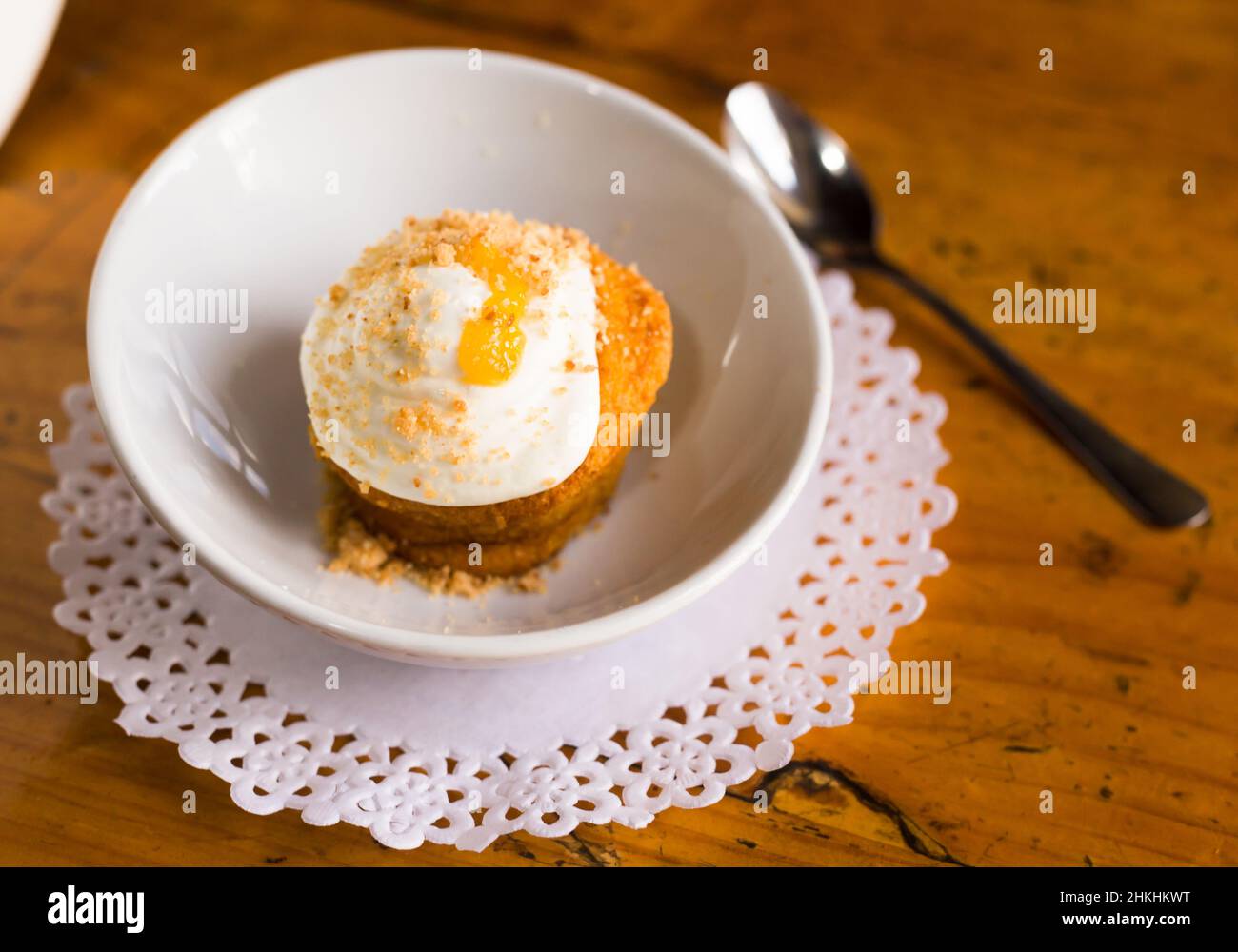 Köstliches Dessert - Karottenkuchen mit Orangenbröseln clos eup Stockfoto