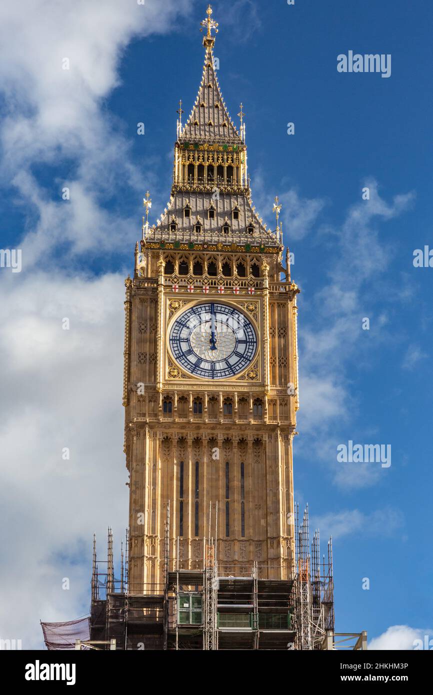 Westminster, London, Großbritannien. 4th. Februar 2022. Der berühmte Elizabeth Tower-Uhrenturm am Houses of Parliament, der nach seiner Großen Glocke oft Big Ben genannt wird, taucht weiterhin auf, da das Gerüst seit Dezember schrittweise entfernt wurde und sein renoviertes Zifferblatt und die obere Hälfte des Turms enthüllt. Kredit: Imageplotter/Alamy Live Nachrichten Stockfoto