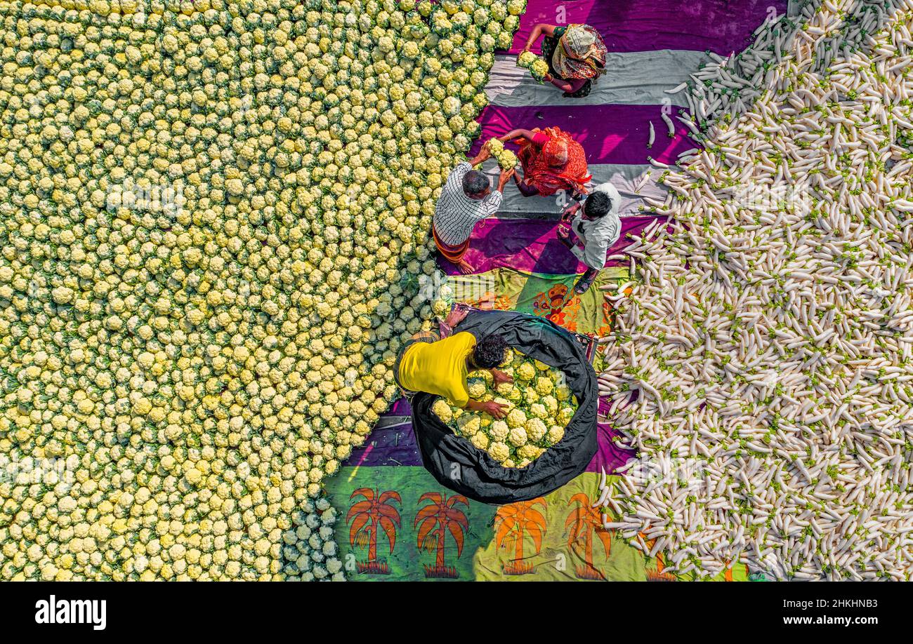 Die Bauern haben Blumenkohl auf einem Markt verkauft Stockfoto