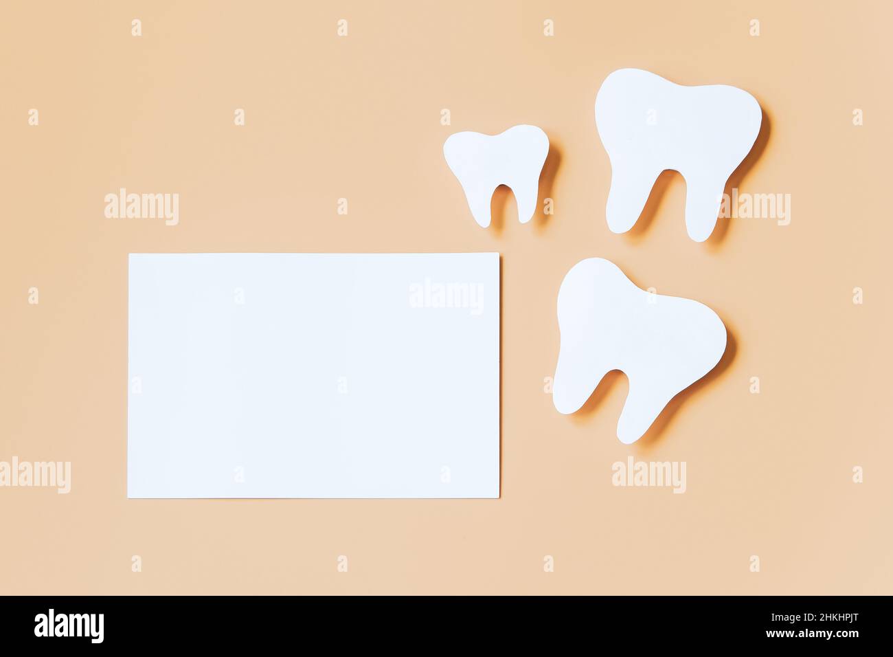 Umweltfreundliche Zahnbürsten aus Holz auf trendigem beigen Hintergrund. Zahnpflegekonzept. Alles gute zum Zahnarzttag. Grußkarte. Stockfoto