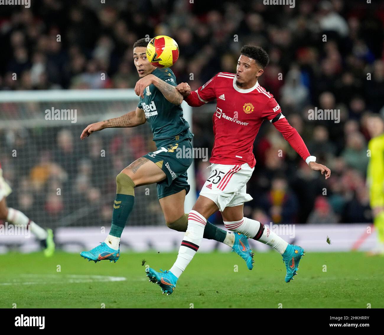 Manchester, Großbritannien. 4th. Februar 2022. Jadon Sancho aus Manchester United mit Marcus Tavernier aus Middlesbrough während des Emirates FA Cup-Spiels in Old Trafford, Manchester. Bildnachweis sollte lauten: Andrew Yates / Sportimage Kredit: Sportimage/Alamy Live News Stockfoto