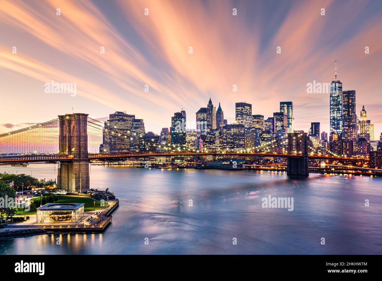 Brooklyn Bridge bei Sonnenuntergang in New York City Stockfoto