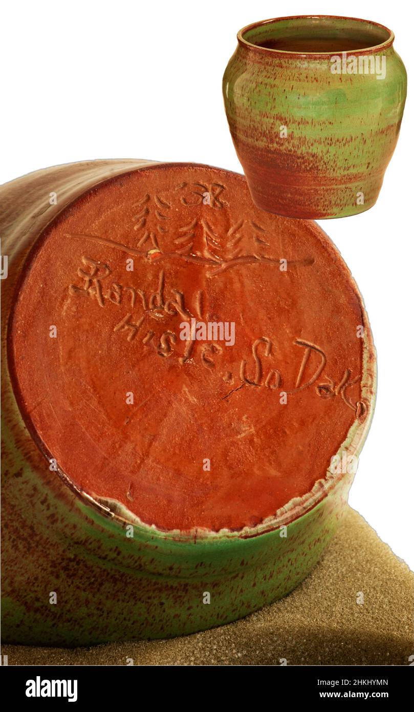Sioux-Signatur auf Keramik aus Hisle, South Dakota, mit 3 Pinien-Aufdruck aus dem Jahr 1938. Amerikanischer indischer Künstler Randal, Pine Tree Indian Reservation. Stockfoto