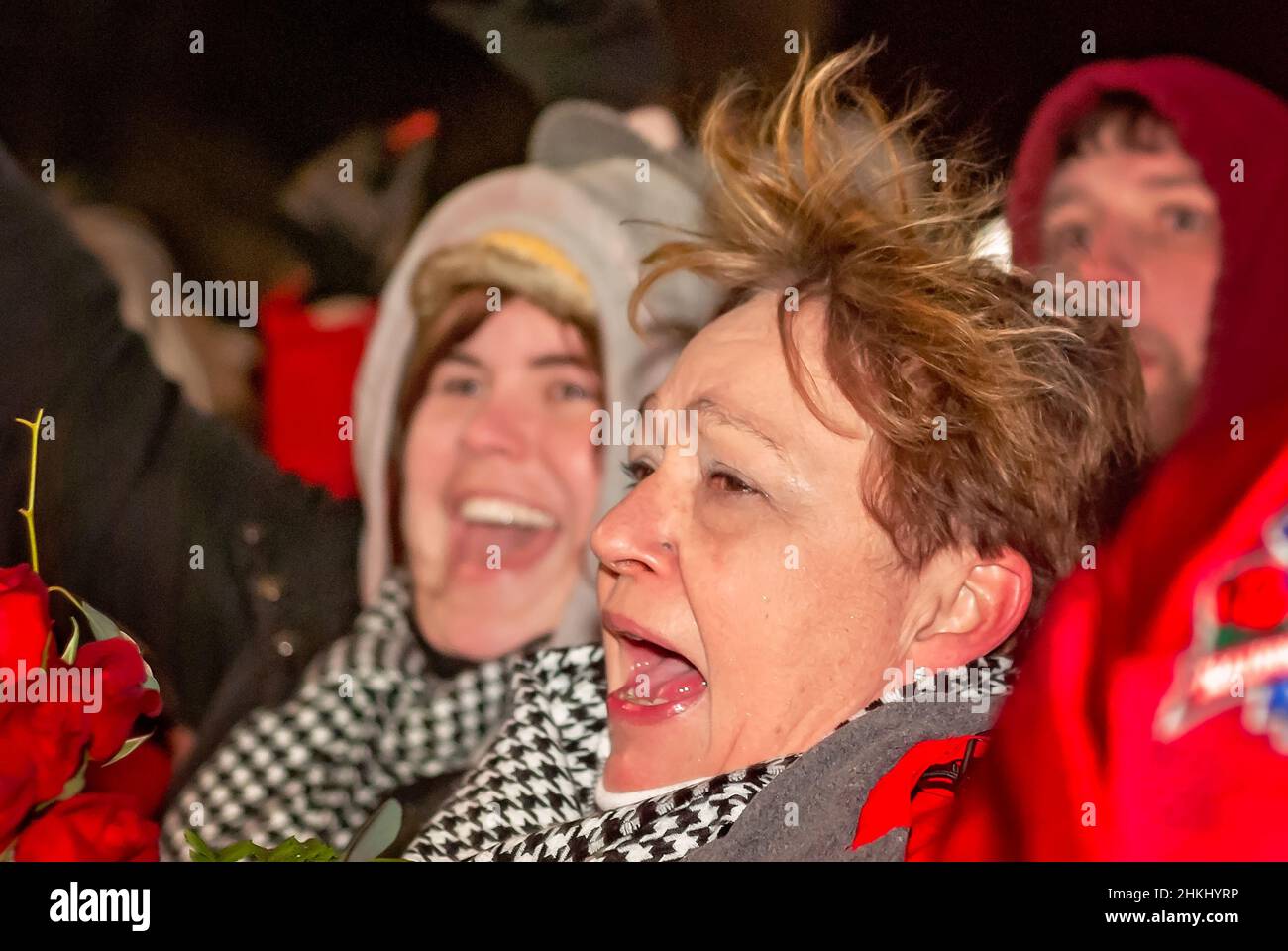 Ein Fan von Crimson Tide hält ein Bouguet voller Rosen in der bereit, um dem Team zum Sieg bei der Nationalmeisterschaft am 8. Januar 2010 zu gratulieren Stockfoto