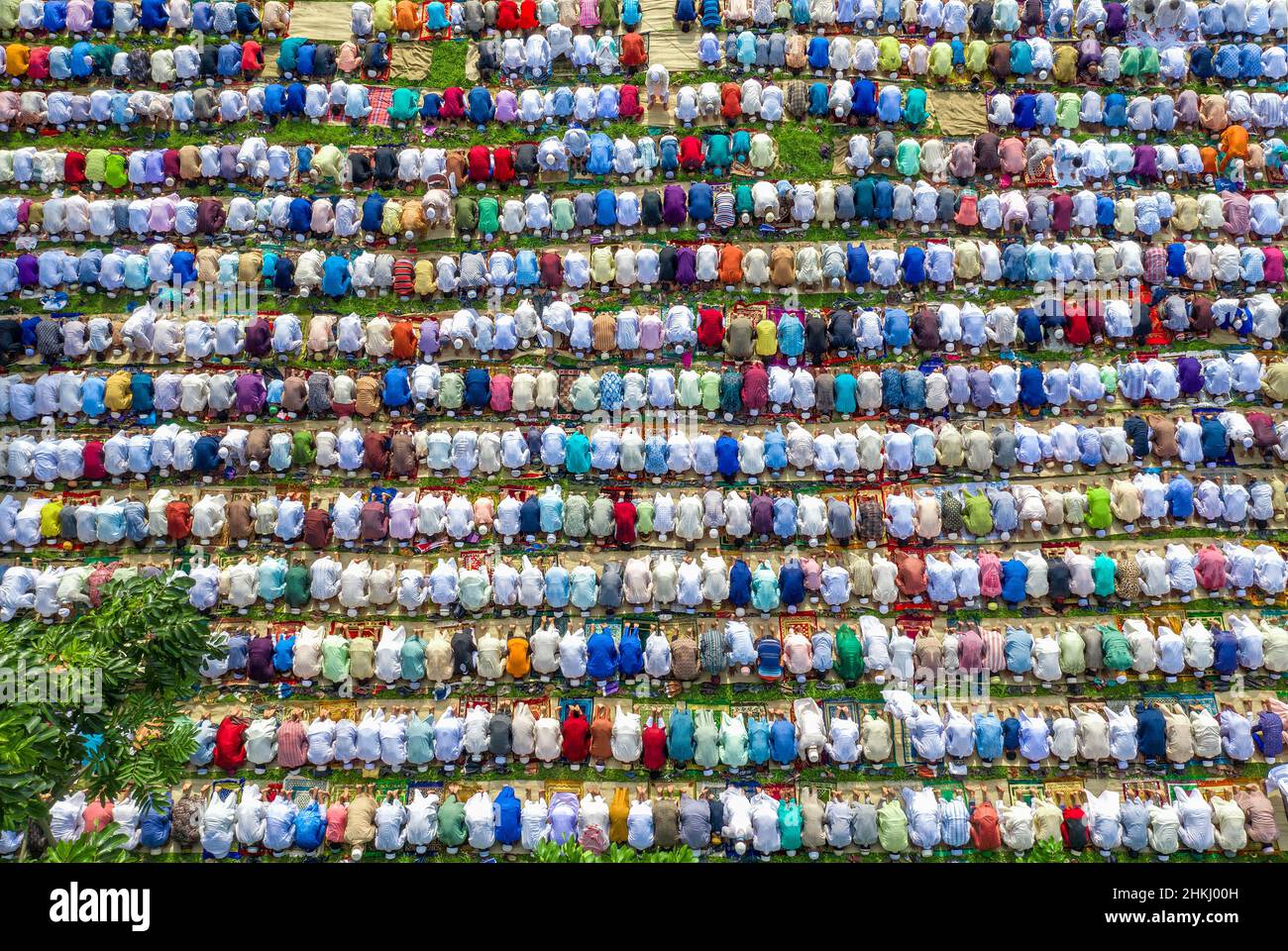 Tausende von muslimen kamen zum Eid-Gebet zusammen Stockfoto