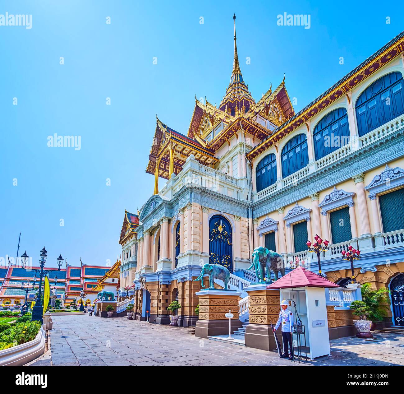 BANGKOK, THAILAND - 12. MAI 2019: Der Wächter am zentralen Eingang zum Phra Thinang Chakri Maha Prasat des Großen Palastes, am 12. Mai in Bangkok, Thailand Stockfoto