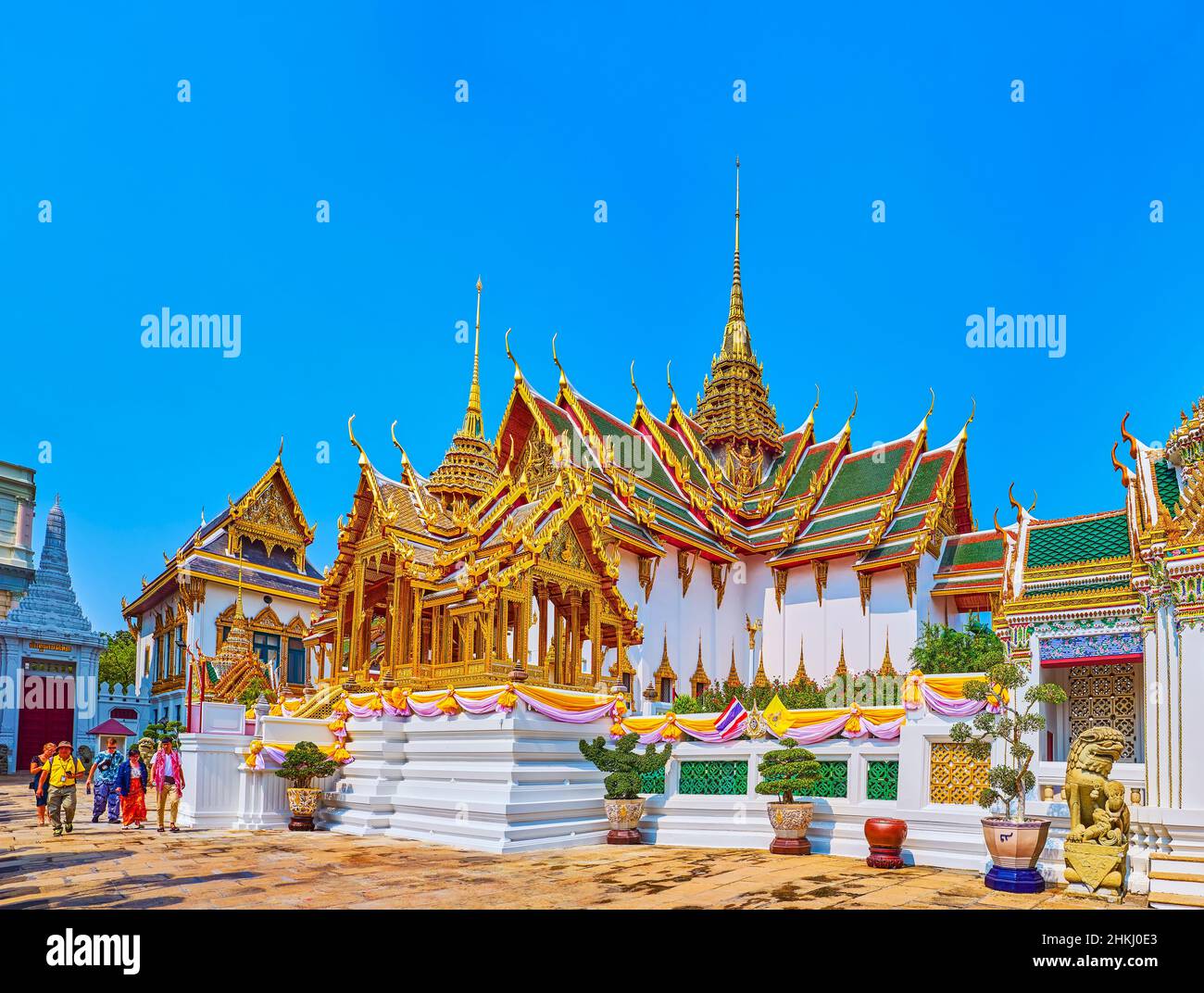 BANGKOK, THAILAND - 12. MAI 2019: Die spektakulären thailändischen Gebäude der Maha Prasat-Gruppe im Großen Palast, am 12. Mai in Bangkok, Thailand Stockfoto