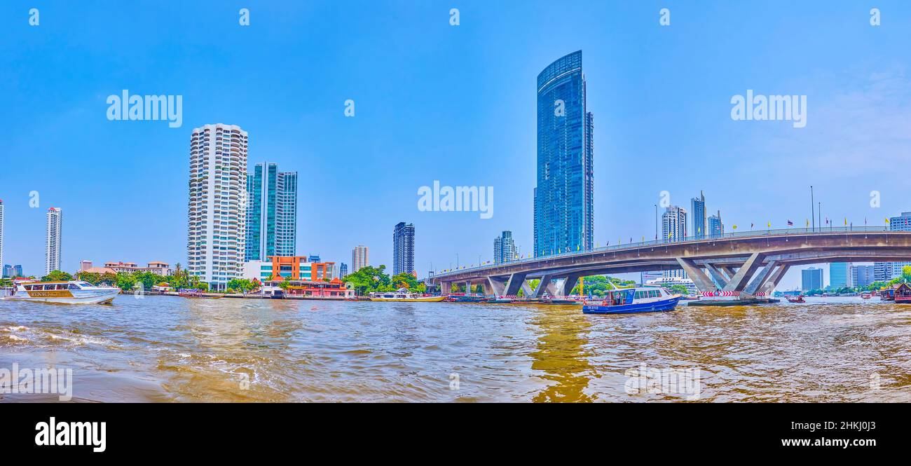 BANGKOK, THAILAND - 12. MAI 2019: Panorama des Chao Phraya Flusses mit schnell fahrenden Booten und modernen Hochhäusern und König Taksin der Großen Brücke, am 1. Mai Stockfoto