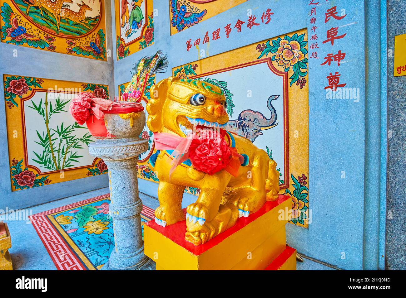 Der goldene Fu Dog, der Torhüter zum Lao Pun Tao Kong Schrein, einem der bekanntesten in Chinatown von Bangkok, Thailand Stockfoto