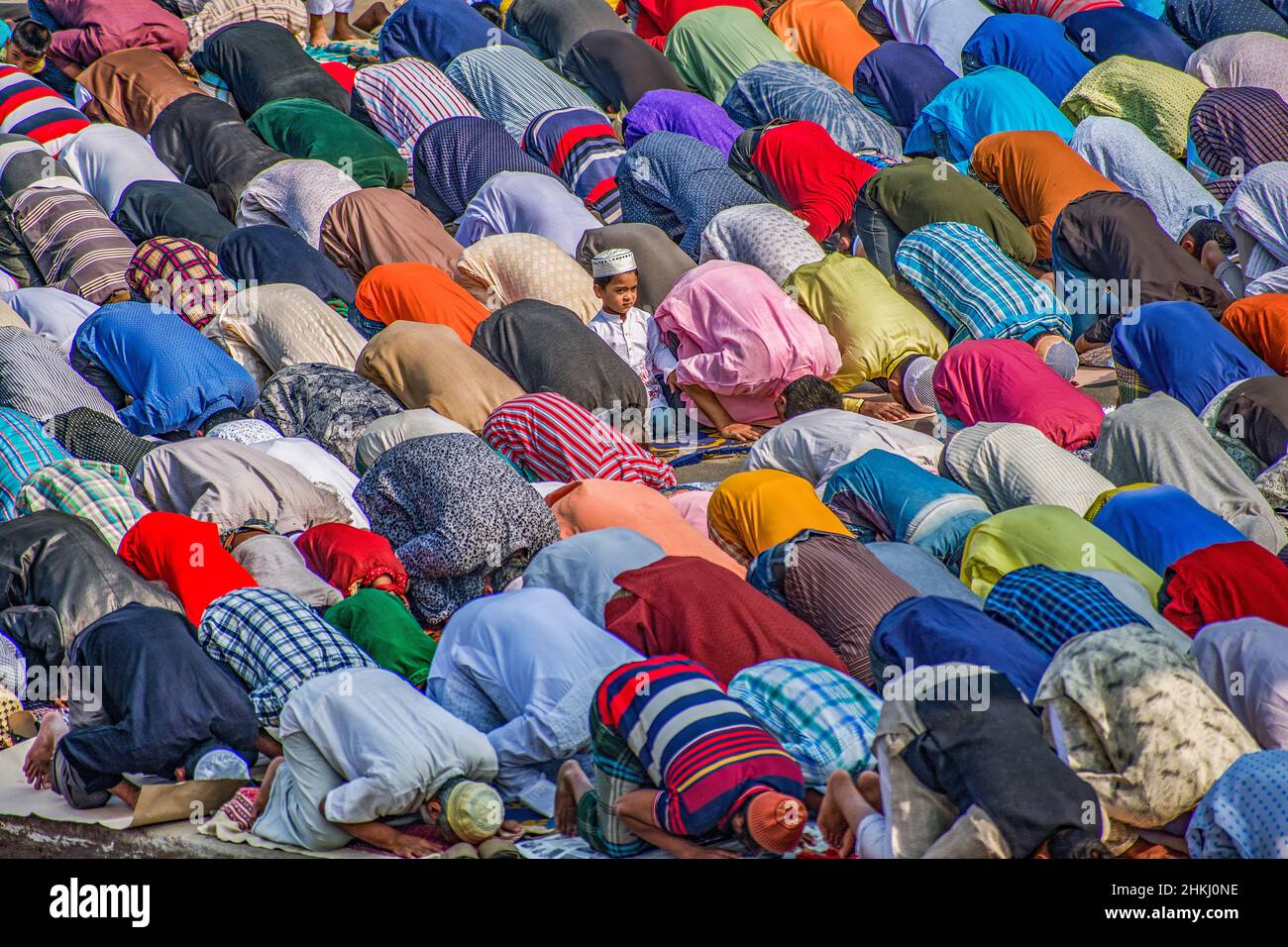 Tausende von muslimen kamen zum Eid-Gebet zusammen Stockfoto