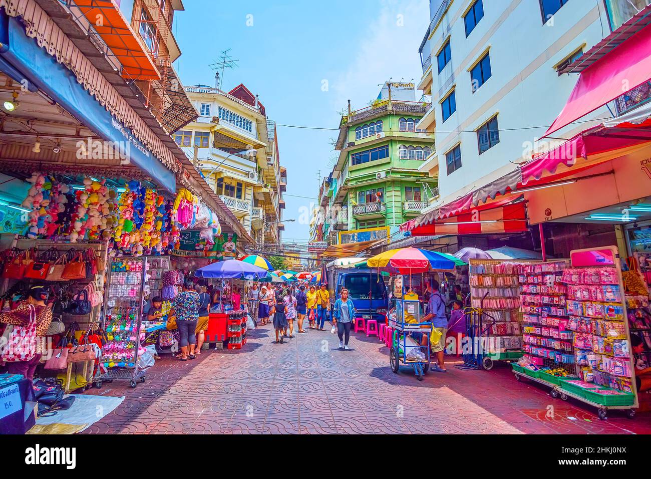 BANGKOK, THAILAND - 12. MAI 2019: Die Marktstraße mit zahlreichen Geschäften, bieten zahlreiche Spielwaren, Kleidung, Waren und Lebensmittel, Sampheng Markt in Chinatown, Stockfoto