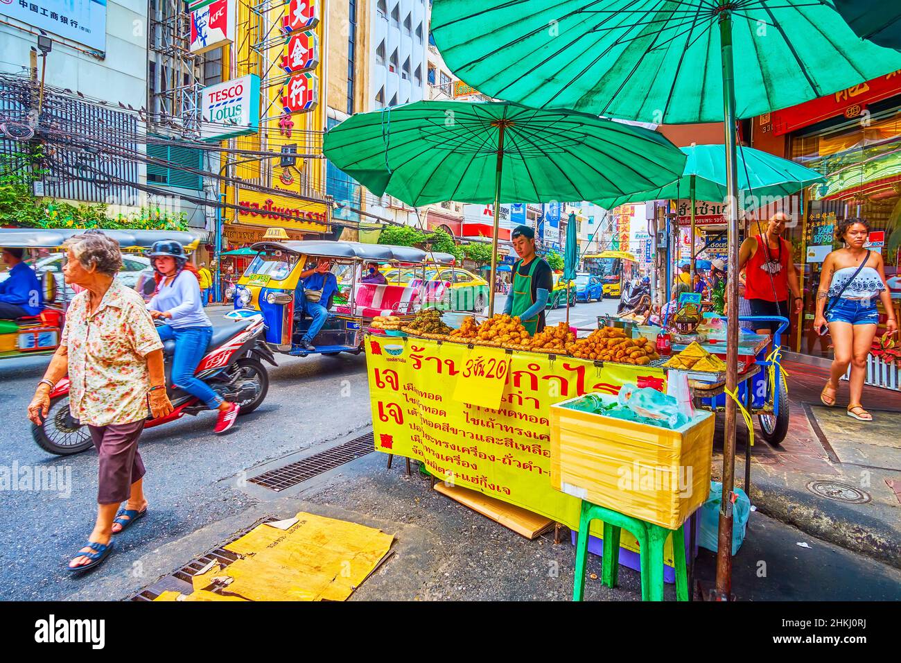 BANGKOK, THAILAND - 12. MAI 2019: Der Straßenstand auf dem Sampheng-Markt in Chinatown mit frittierten Puffs, knusprigen Pfannkuchen, gegrilltem Fleisch, am 12. Mai i Stockfoto
