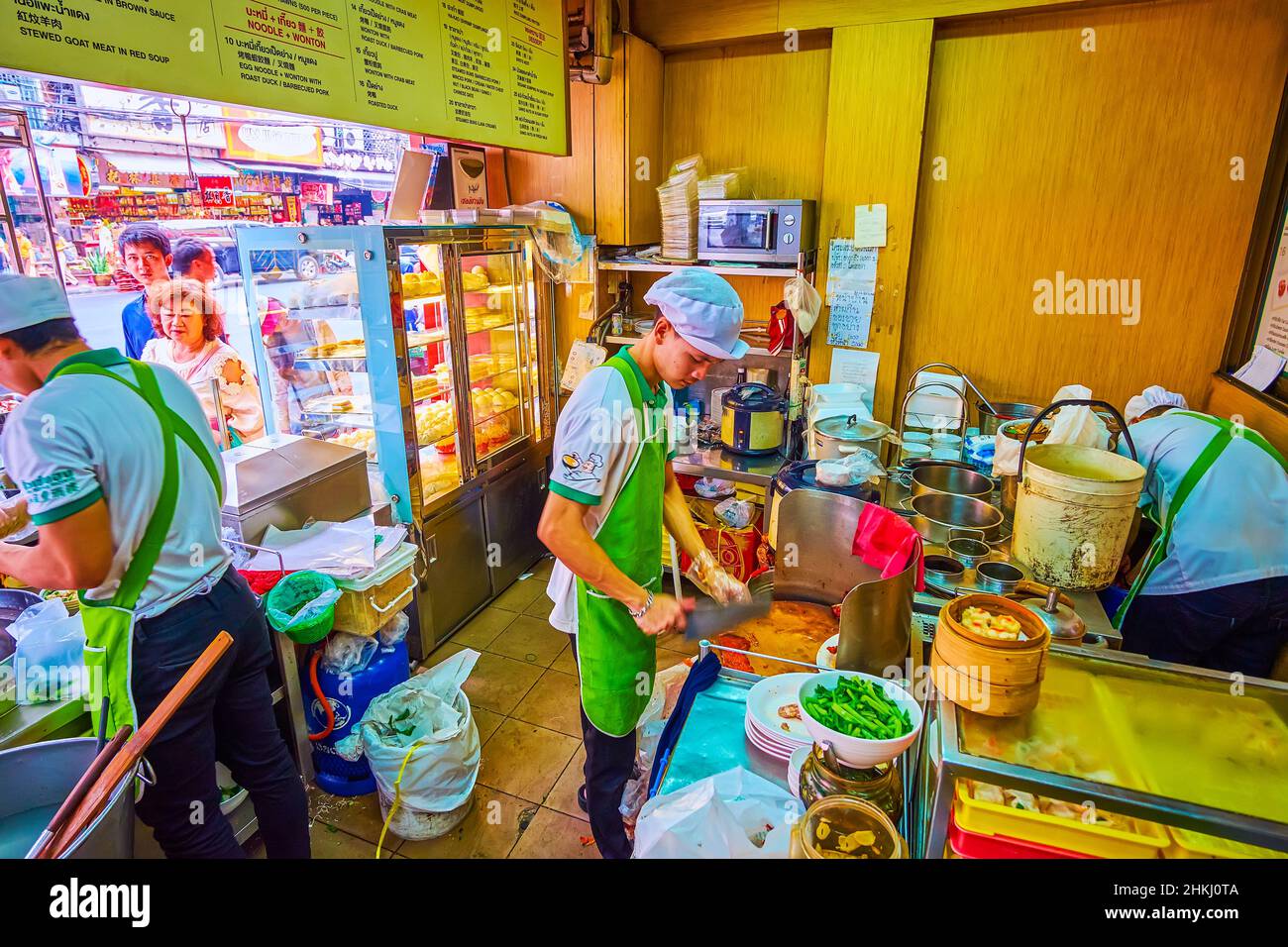 BANGKOK, THAILAND - 12. MAI 2019: Die Küche des chinesischen Restaurants in Chinatown, am 12. Mai in Bangkok Stockfoto