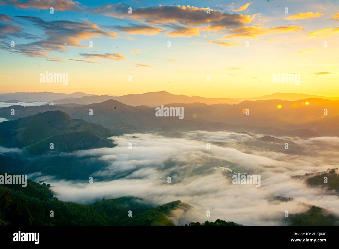 Betong, Yala, Thailand 2020: Talay Mok Aiyoeweng Skywalk Nebelperspektive am Morgen wird von Touristen ein Nebelmeer besucht Stockfoto