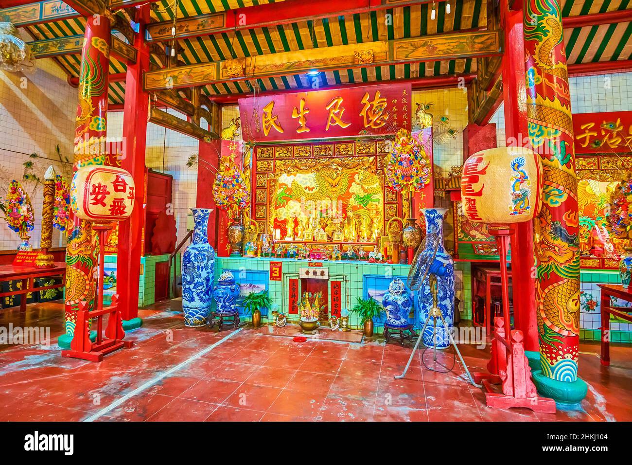 Der zentrale Altar im Leng Buai Ia-Schrein, der Leng Buai Ia und seiner Frau, Chinatown in Bangkok, Thailand, gewidmet ist Stockfoto