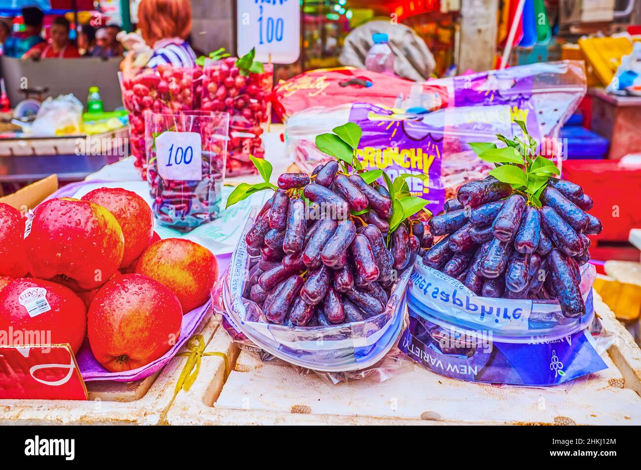 BANGKOK, THAILAND - 12. MAI 2019: Ungewöhnliche süße Saphir-Trauben auf Obstkarren auf dem Markt von Chinatown, am 12. Mai in Bangkok, Thailand Stockfoto