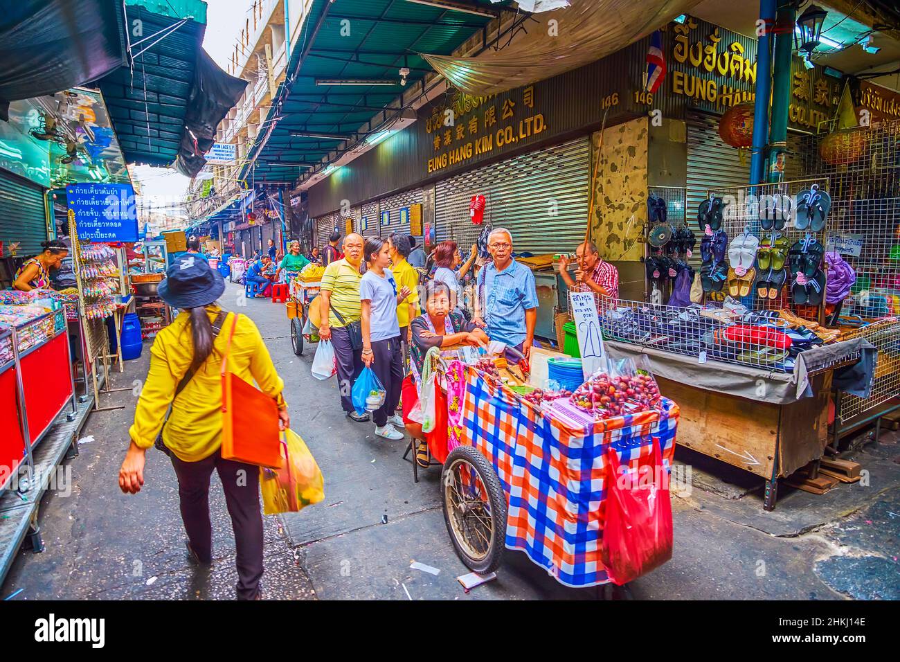 BANGKOK, THAILAND - 12. MAI 2019: Schlendern Sie am 12. Mai in Ban durch die engen Gassen des Sampheng Market in der Umgebung zahlreicher Stände und Street Food Carts Stockfoto