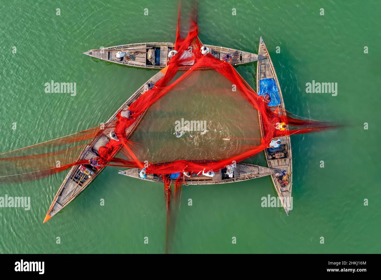 Einheimische Fischer fischen im Fluss mit riesigem Netz. Luftaufnahme mit Drohne. Stockfoto