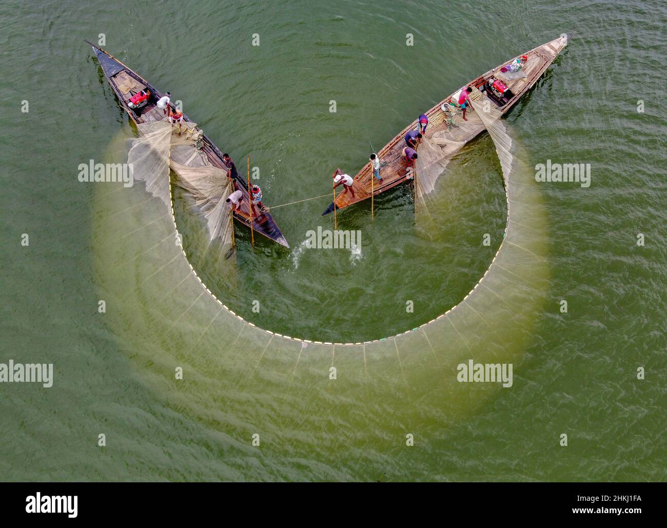 Einheimische Fischer fischen im Fluss mit riesigem Netz. Luftaufnahme mit Drohne. Stockfoto