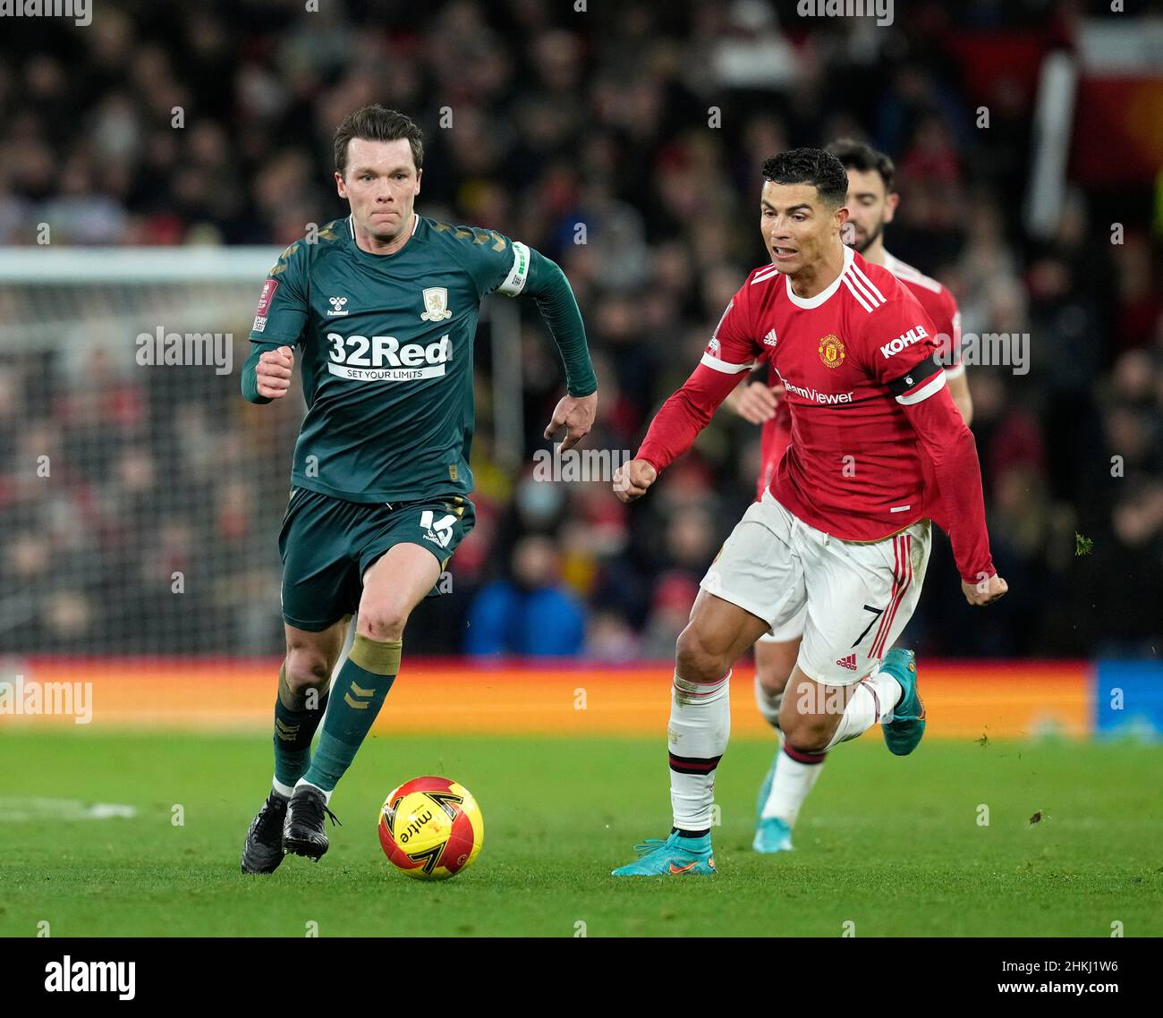 Manchester, Großbritannien. 4th. Februar 2022. Cristiano Ronaldo von Manchester United mit Jonathan Howson von Middlesbrough während des Emirates FA Cup-Spiels in Old Trafford, Manchester. Bildnachweis sollte lauten: Andrew Yates / Sportimage Kredit: Sportimage/Alamy Live News Stockfoto