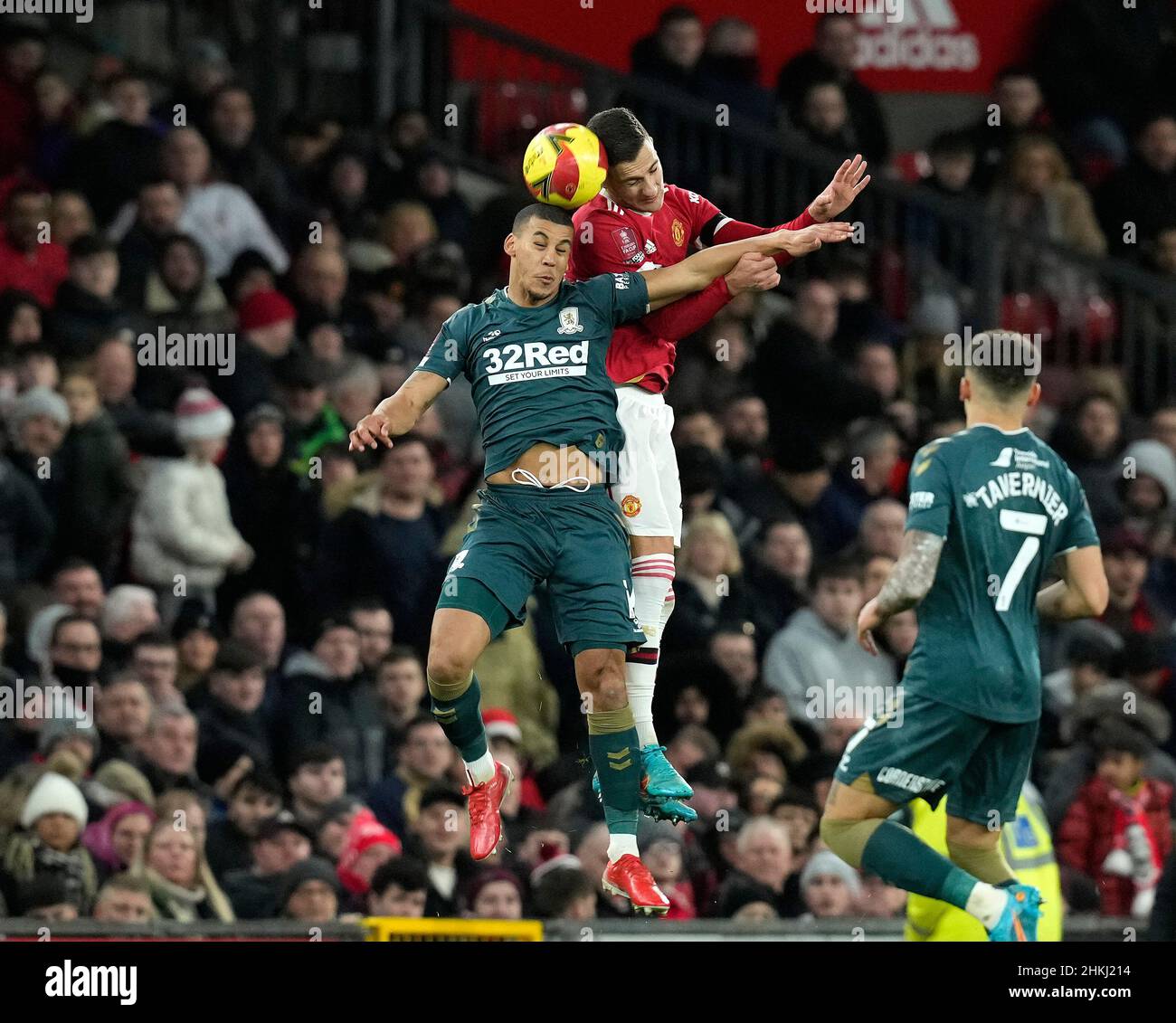 Manchester, Großbritannien. 4th. Februar 2022. Diogo Dalot aus Manchester United mit Lee Peltier aus Middlesbrough während des Emirates FA Cup-Spiels in Old Trafford, Manchester. Bildnachweis sollte lauten: Andrew Yates / Sportimage Kredit: Sportimage/Alamy Live News Stockfoto