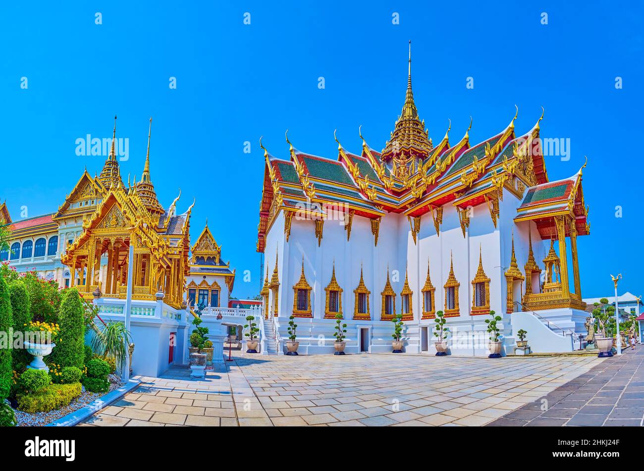 BANGKOK, THAILAND - 12. MAI 2019: Phra Thinang Dusit Maha Prasat Thronhalle ist ein Meisterwerk der thailändischen Architektur, Grand Palace, am 12. Mai in Bangkok Stockfoto