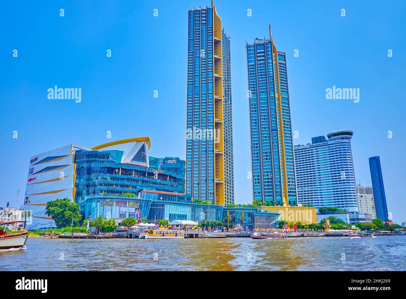 BANGKOK, THAILAND - 12. MAI 2019: Die Fassade des modernen Einkaufszentrums Iconsiam und der Magnolias Waterfront Residences Wolkenkratzer aus dem Chao Phraya Stockfoto