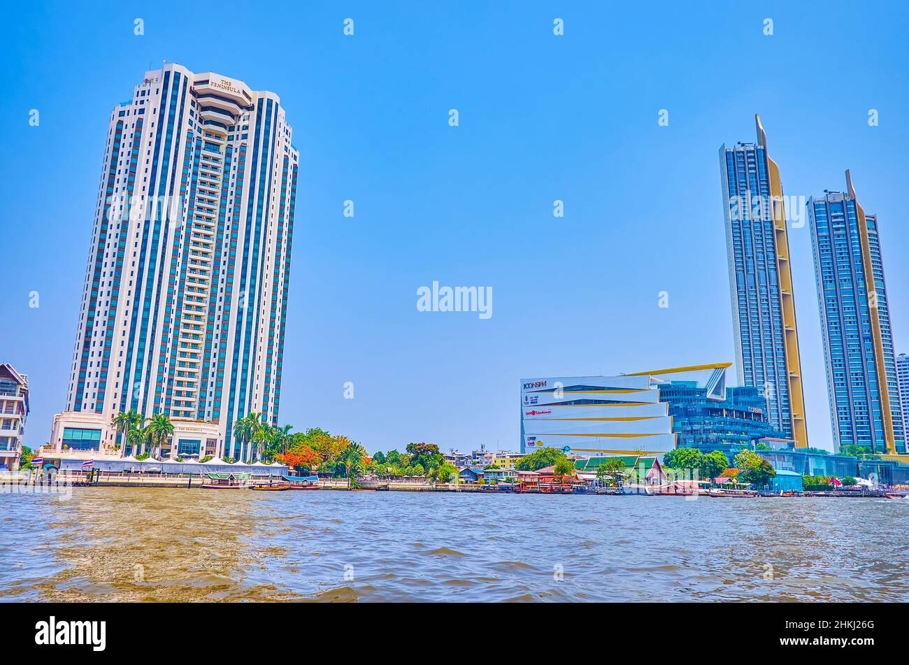 BANGKOK, THAILAND - 12. MAI 2019: Das moderne Hochhaus und die hige Shopping Mall Ikone Siam am Ufer des Chao Phraya Flusses, am 12. Mai in Bangkok, Thaila Stockfoto