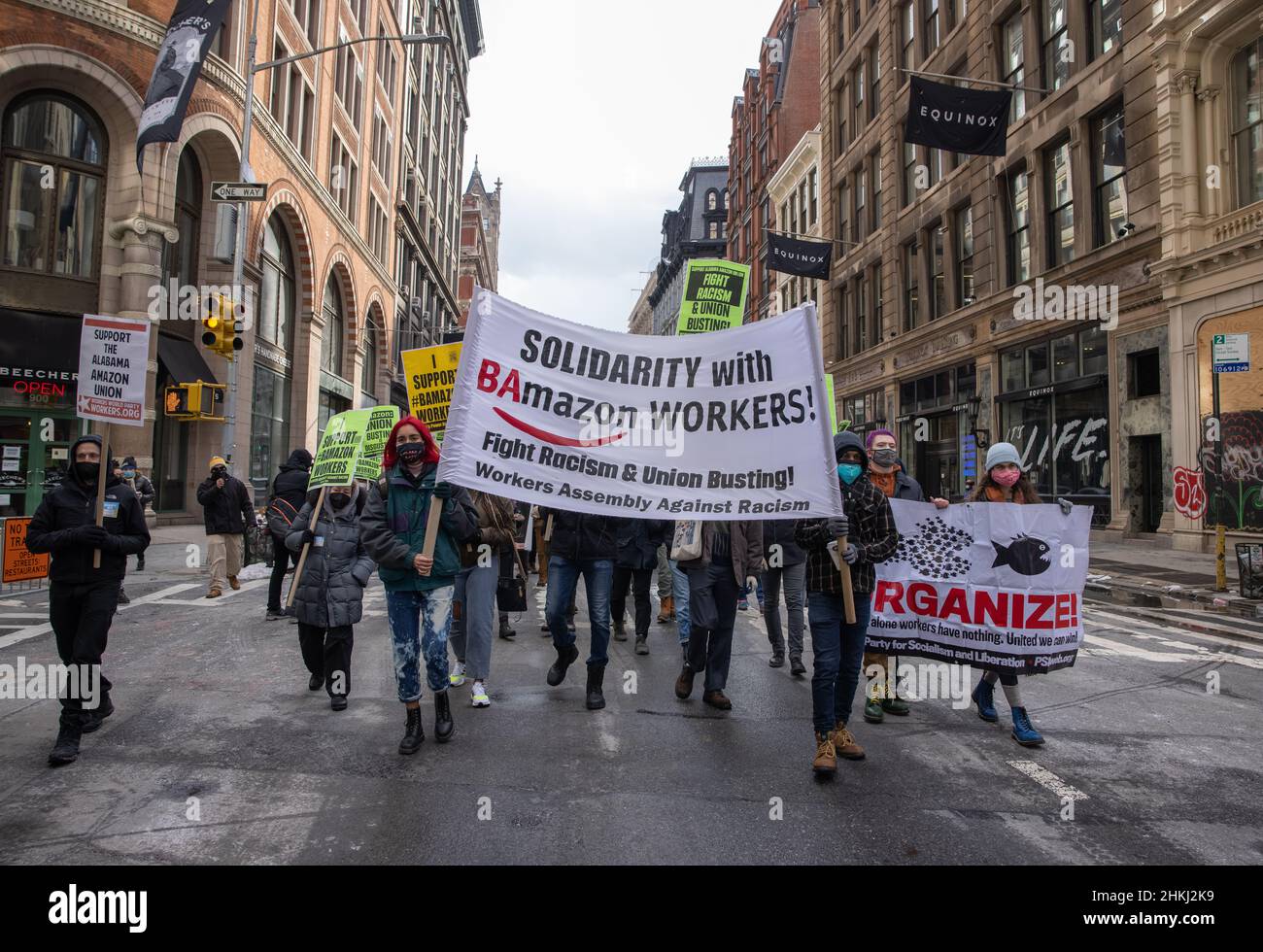 NEW YORK, NY – 20. Februar 2021: Demonstranten versammeln sich in Manhattan zur Unterstützung der Amazon-Arbeiter in Alabama, die eine Gewerkschaft gründen wollen. Stockfoto