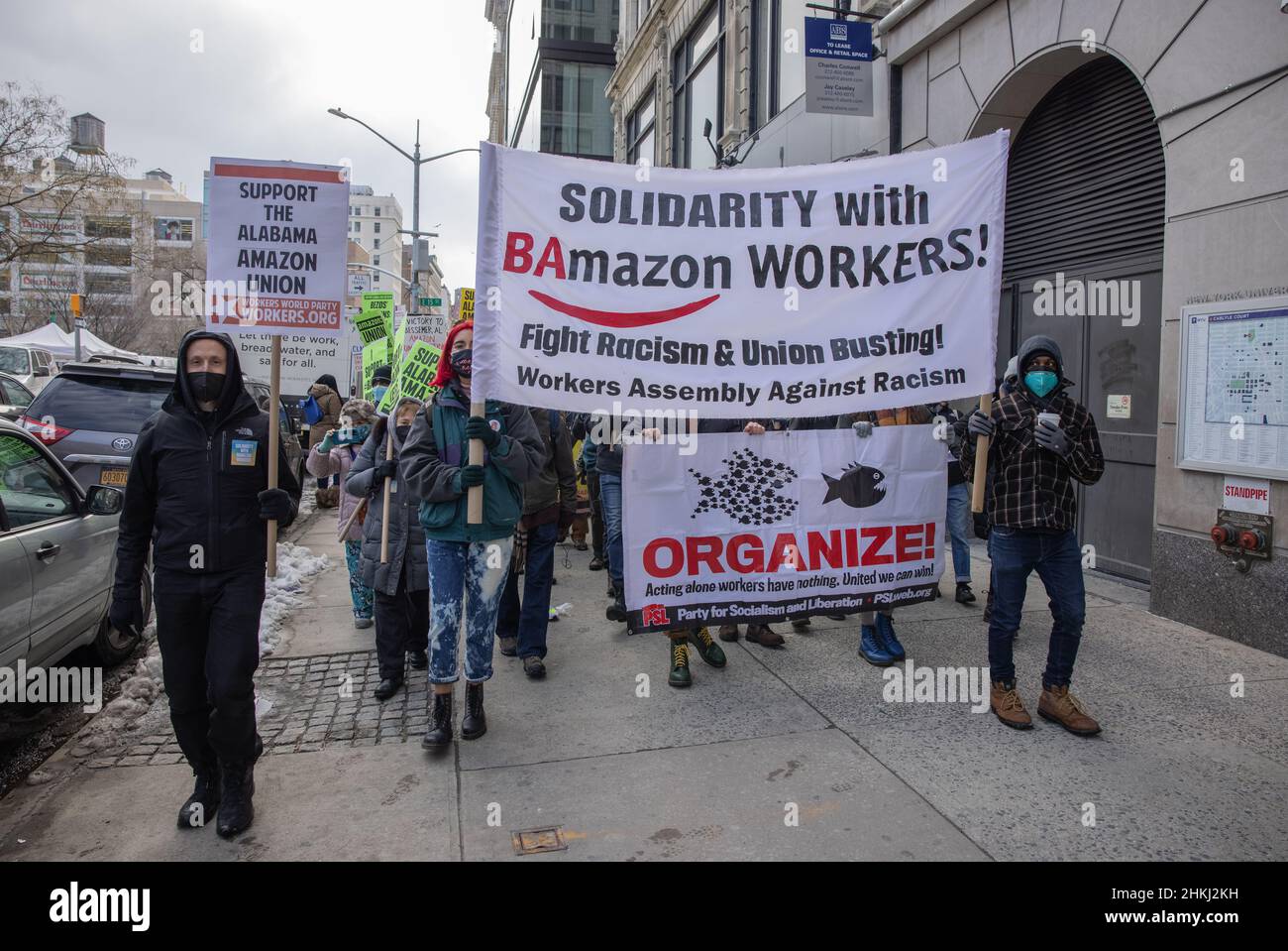 NEW YORK, NY – 20. Februar 2021: Demonstranten versammeln sich in Manhattan zur Unterstützung der Amazon-Arbeiter in Alabama, die eine Gewerkschaft gründen wollen. Stockfoto