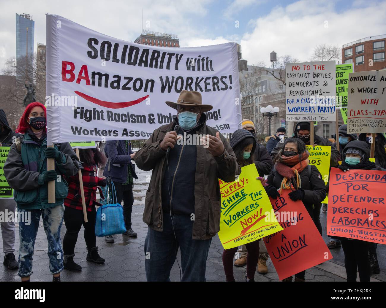 NEW YORK, NY – 20. Februar 2021: Demonstranten versammeln sich in Manhattan zur Unterstützung der Amazon-Arbeiter in Alabama, die eine Gewerkschaft gründen wollen. Stockfoto